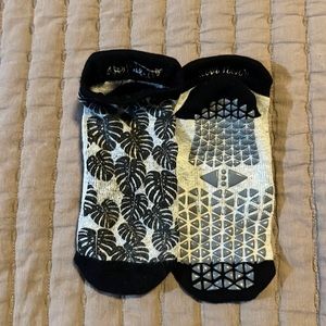 Rave Noir barre socks, size small